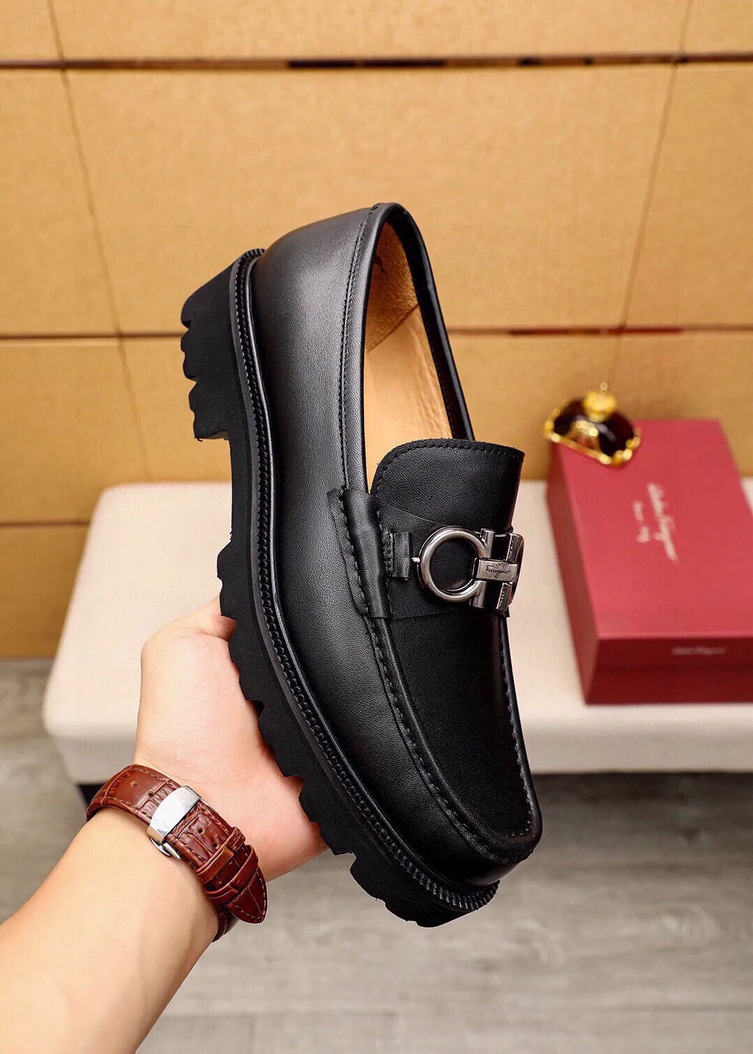 Men's shoes 💰580 💐 Product trademark: Ferragamo "Ferragamo" casual leather shoes Regular size: 38-44 (45.46🉑️customized) Product materials: Selected imported first-layer calfskin upper + luxury hardware buckle, imported water-dyed cowhide leather lining. Strong three-dimensional visual effect, original outsole color: 4⃣️seed leather materials available